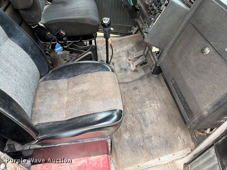 image for item EO8737 1994 Kenworth T800 semi truck
