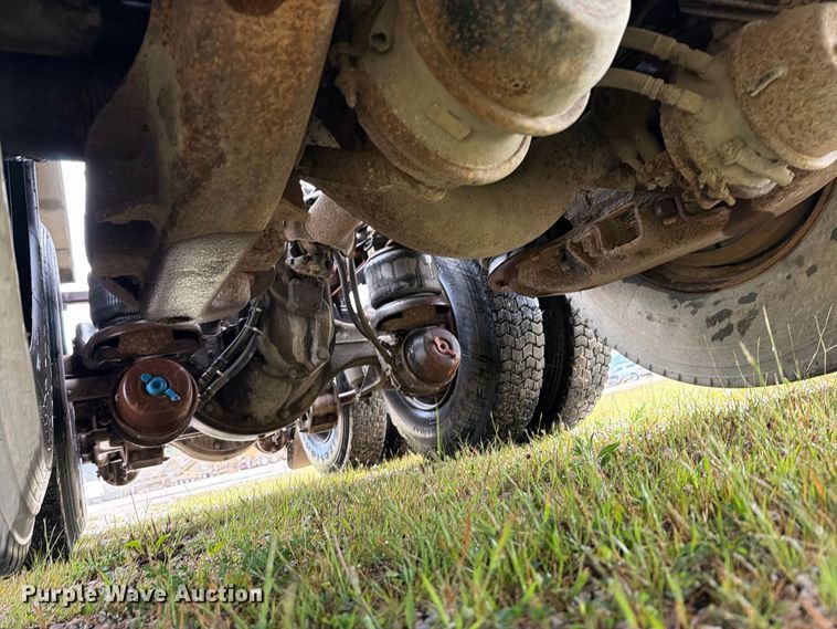 image for item EO8737 1994 Kenworth T800 semi truck