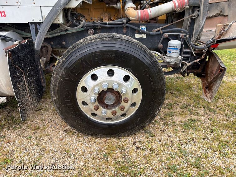 image for item EO8737 1994 Kenworth T800 semi truck