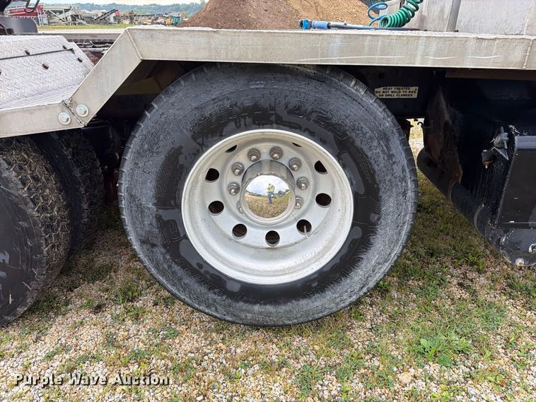 image for item EO8737 1994 Kenworth T800 semi truck