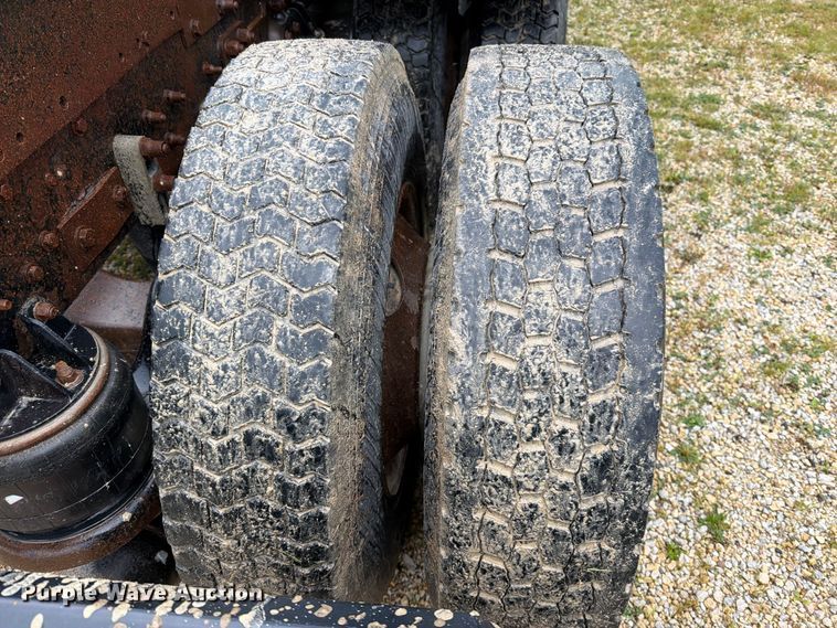 image for item EO8737 1994 Kenworth T800 semi truck
