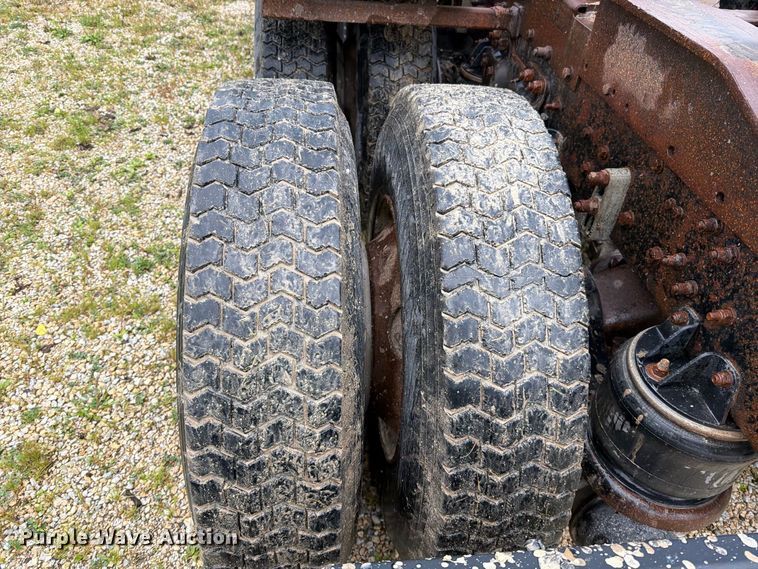 image for item EO8737 1994 Kenworth T800 semi truck