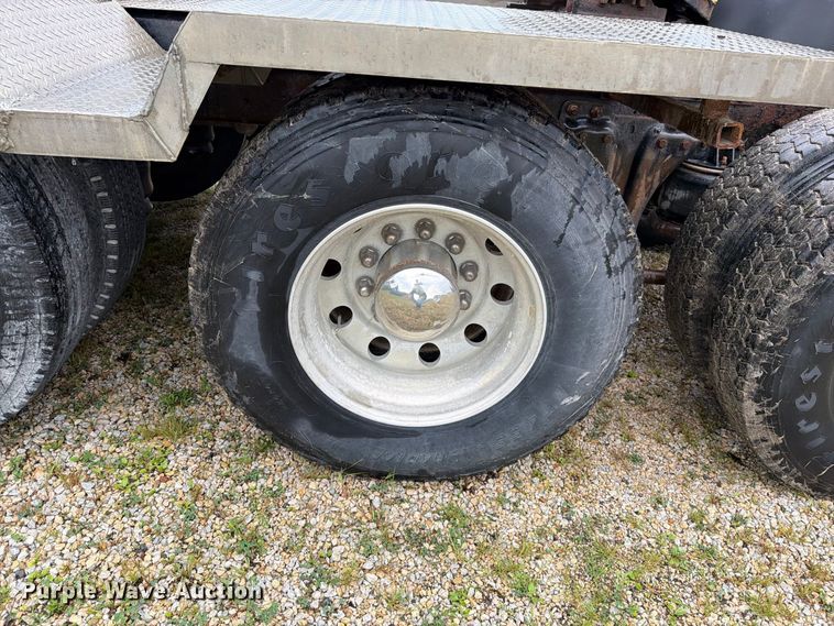 image for item EO8737 1994 Kenworth T800 semi truck