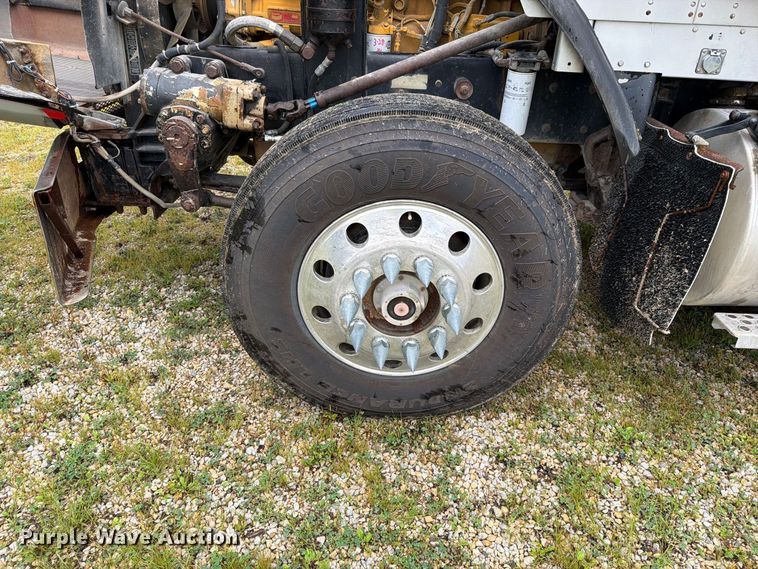 image for item EO8737 1994 Kenworth T800 semi truck