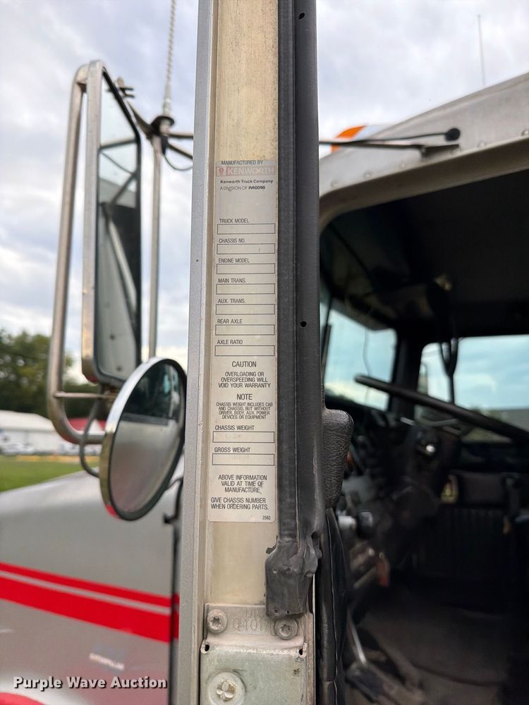 image for item EO8737 1994 Kenworth T800 semi truck