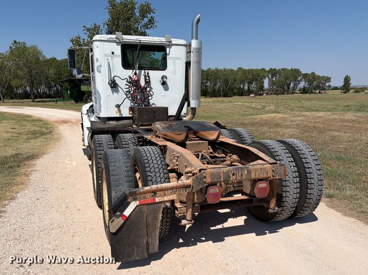 image for item EP7555 1999 International 9100 semi truck