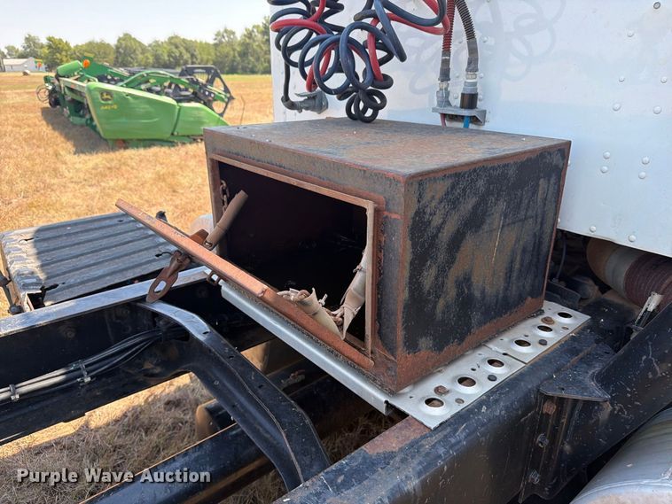 image for item EP7555 1999 International 9100 semi truck