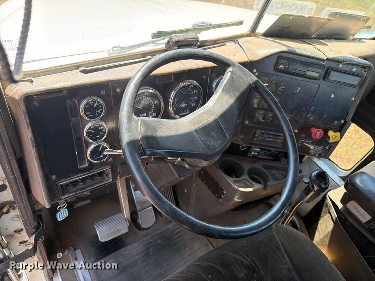 image for item EP7555 1999 International 9100 semi truck