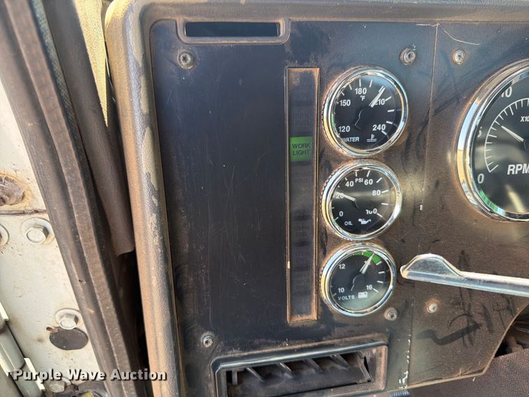 image for item EP7555 1999 International 9100 semi truck