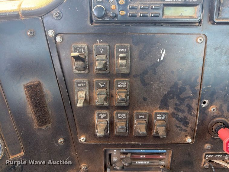 image for item EP7555 1999 International 9100 semi truck