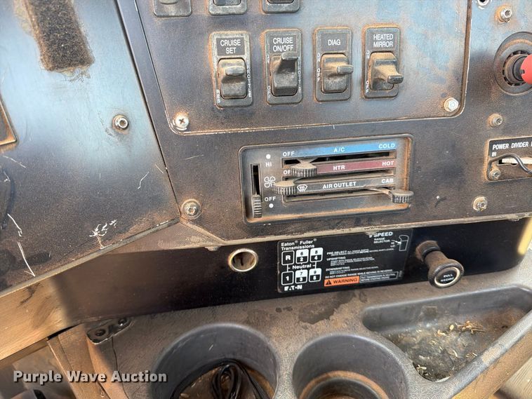 image for item EP7555 1999 International 9100 semi truck
