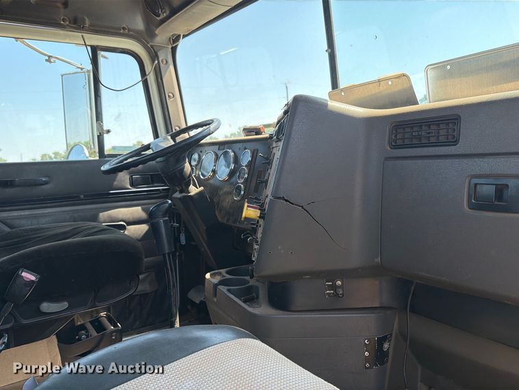 image for item EP7555 1999 International 9100 semi truck