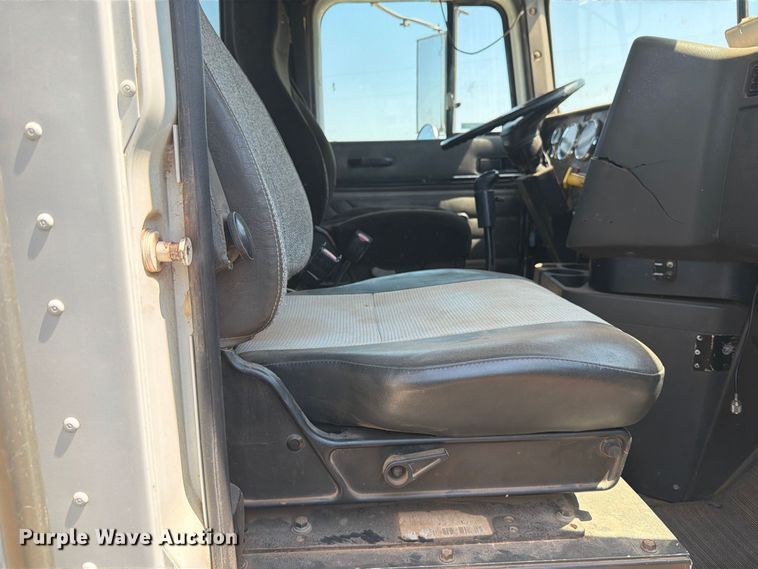 image for item EP7555 1999 International 9100 semi truck