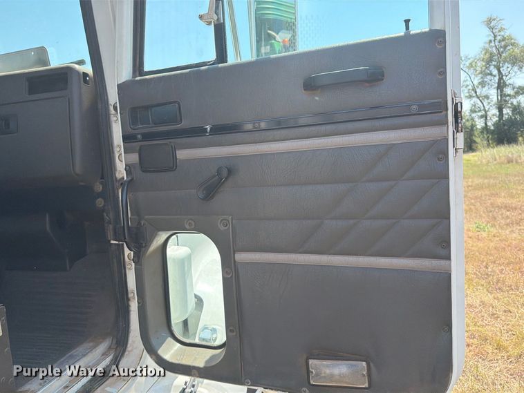 image for item EP7555 1999 International 9100 semi truck
