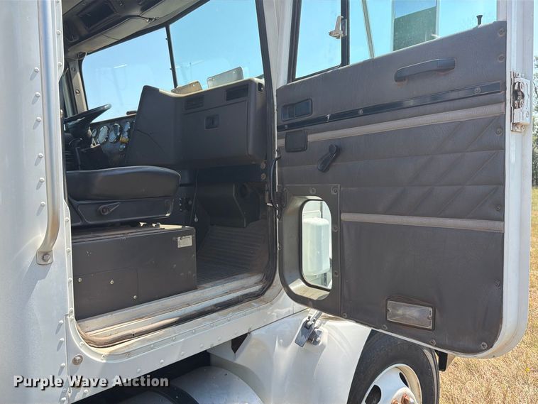 image for item EP7555 1999 International 9100 semi truck
