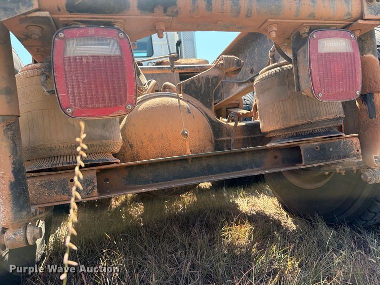 image for item EP7555 1999 International 9100 semi truck