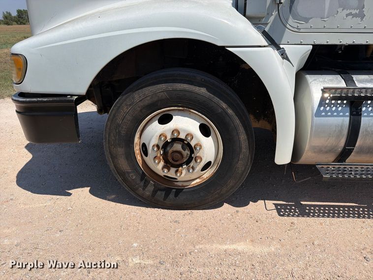 image for item EP7555 1999 International 9100 semi truck
