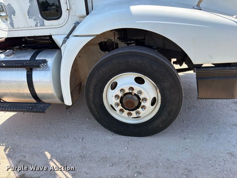 image for item EP7555 1999 International 9100 semi truck