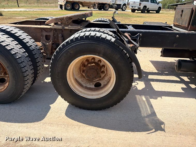 image for item EP7555 1999 International 9100 semi truck