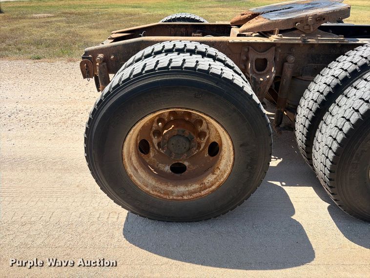image for item EP7555 1999 International 9100 semi truck