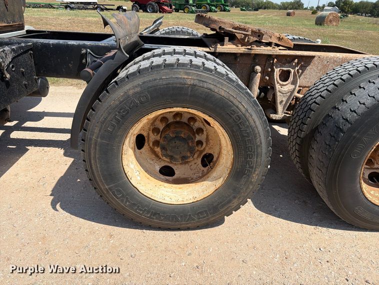 image for item EP7555 1999 International 9100 semi truck