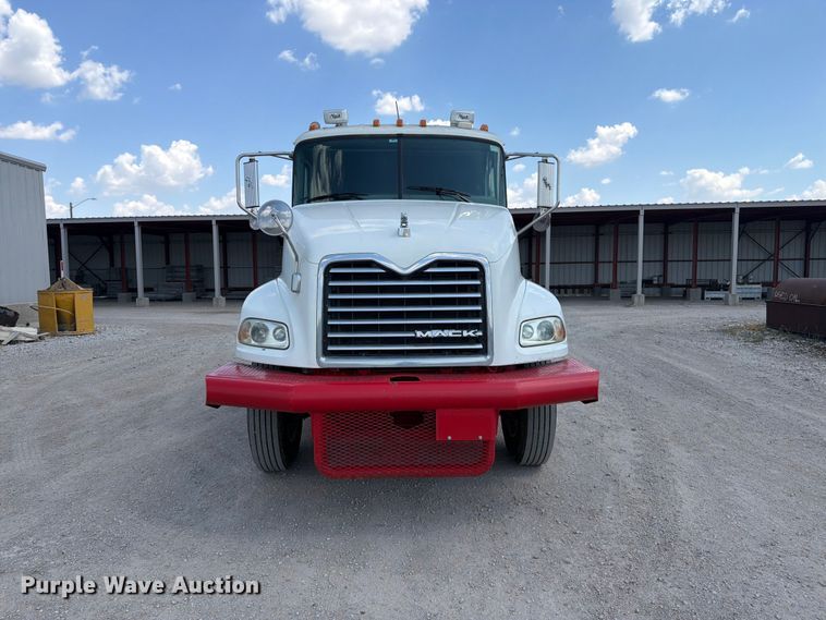 image for item EP7579 2013 Mack CXU613 semi truck
