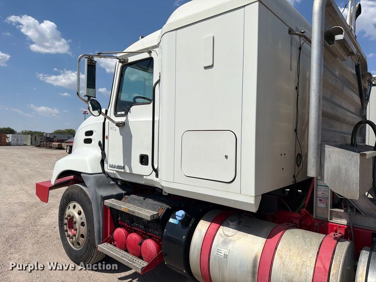 image for item EP7579 2013 Mack CXU613 semi truck