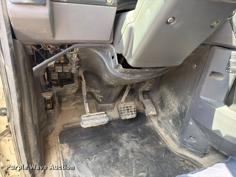 image for item EP7579 2013 Mack CXU613 semi truck