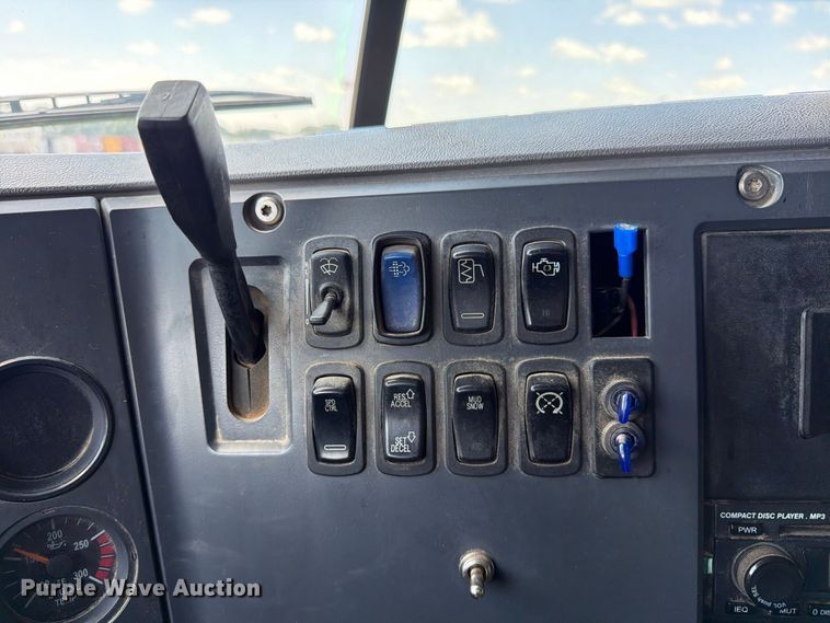 image for item EP7579 2013 Mack CXU613 semi truck