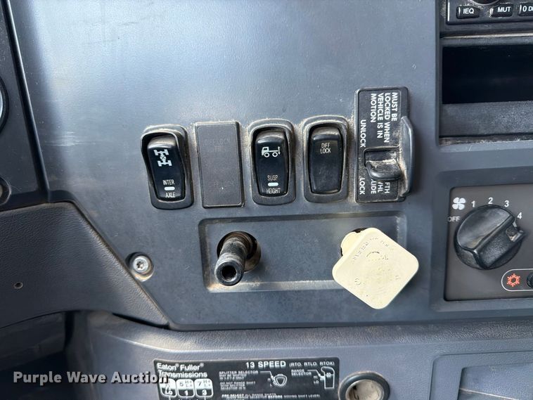 image for item EP7579 2013 Mack CXU613 semi truck