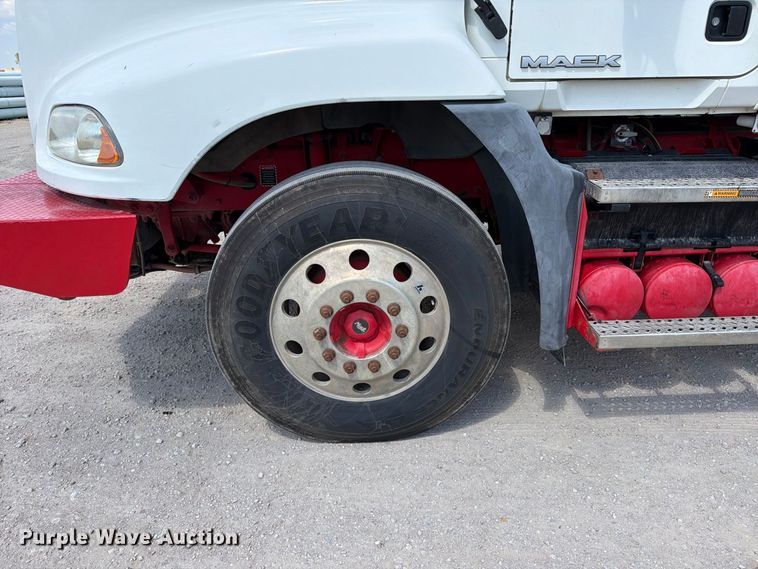 image for item EP7579 2013 Mack CXU613 semi truck