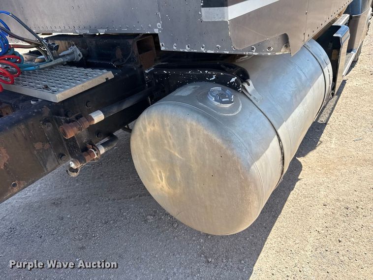 image for item EW4265 1987 Peterbilt 567 semi truck