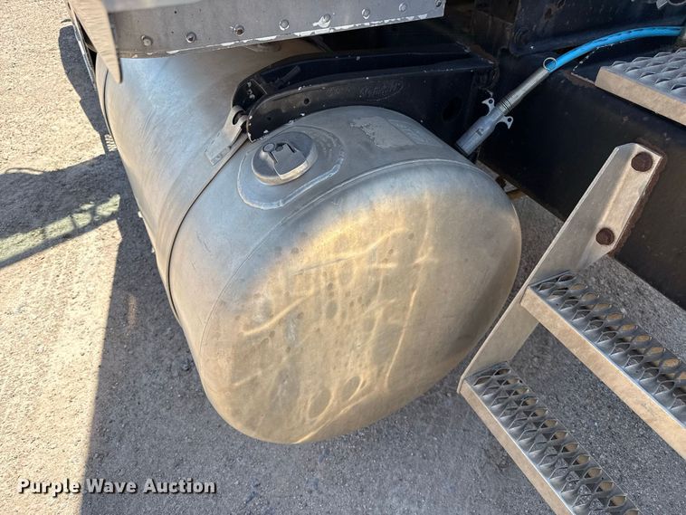 image for item EW4265 1987 Peterbilt 567 semi truck