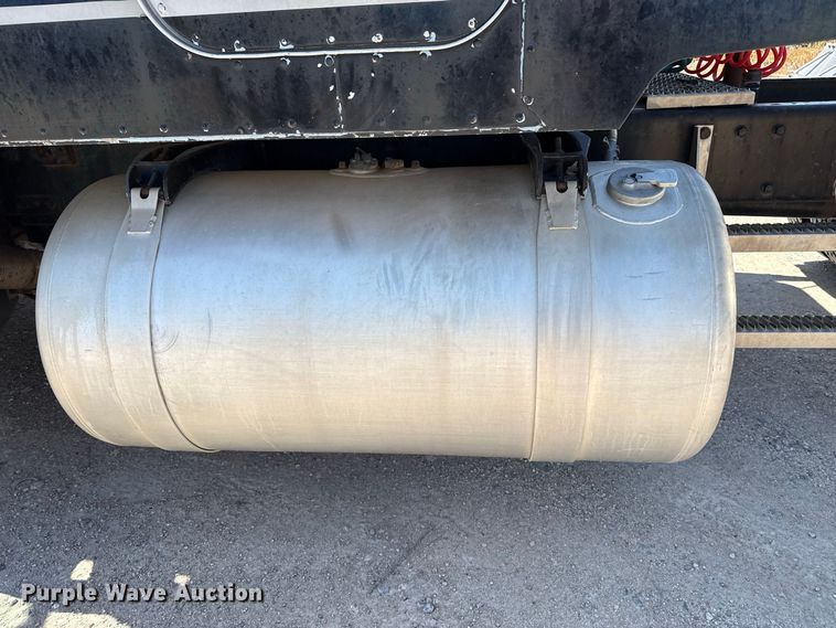 image for item EW4265 1987 Peterbilt 567 semi truck