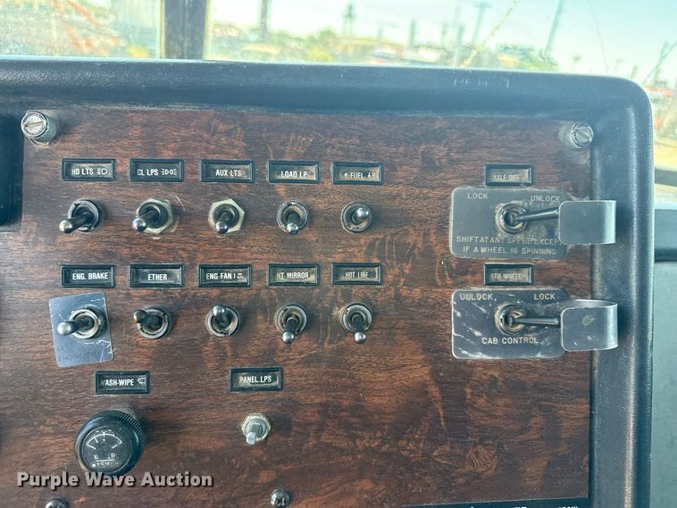 image for item EW4265 1987 Peterbilt 567 semi truck