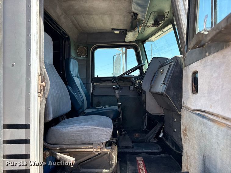 image for item EW4265 1987 Peterbilt 567 semi truck