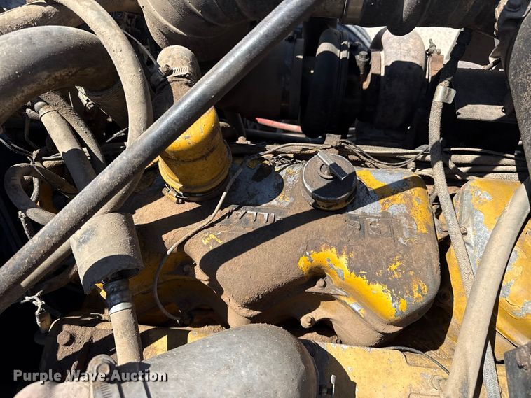 image for item EW4265 1987 Peterbilt 567 semi truck