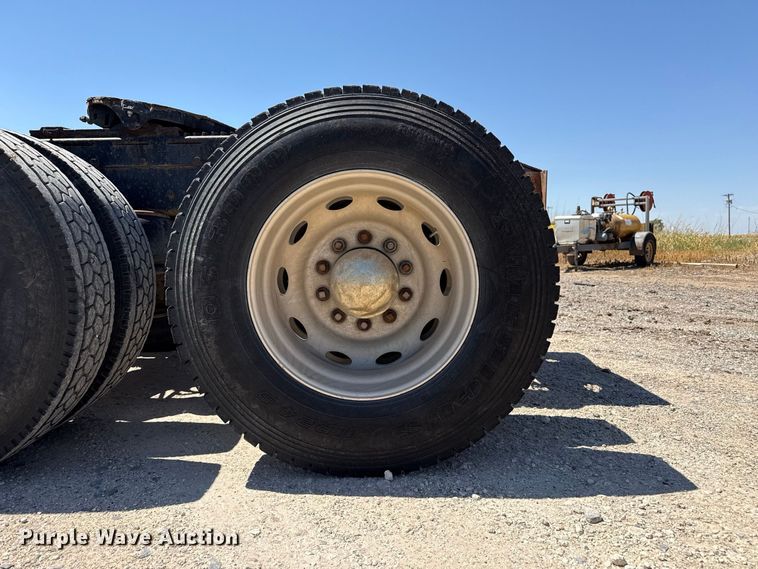 image for item EW4265 1987 Peterbilt 567 semi truck