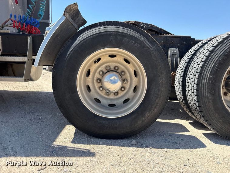 image for item EW4265 1987 Peterbilt 567 semi truck