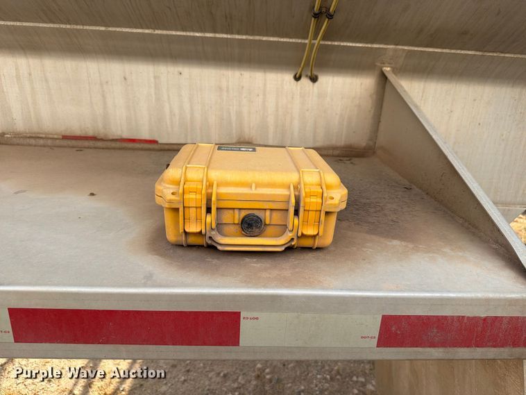 image for item EW8626 2008 Pinion feed delivery trailer