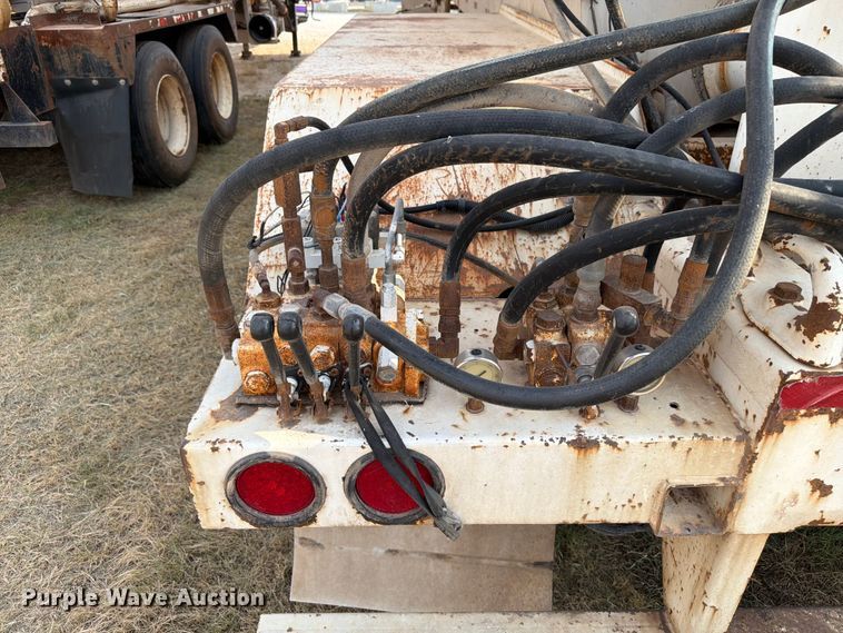 image for item EW8626 2008 Pinion feed delivery trailer