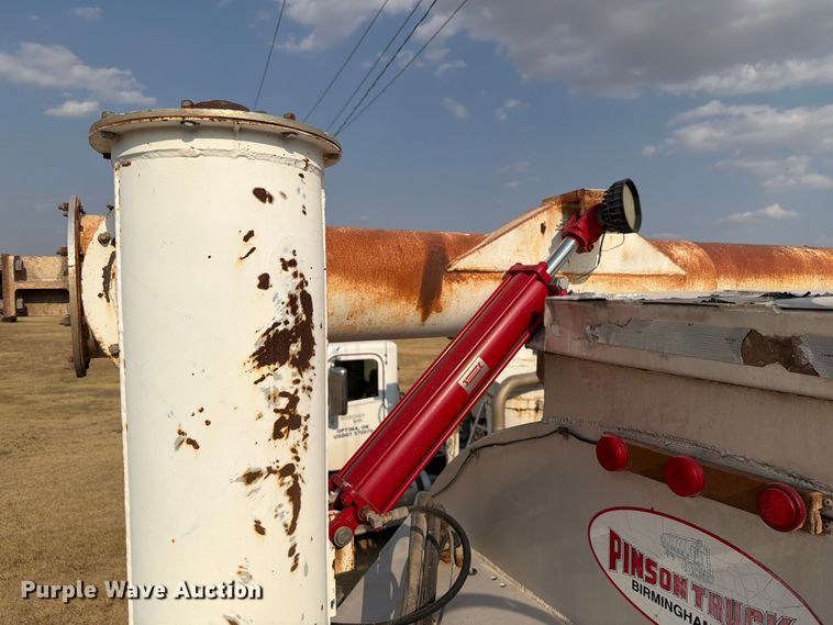 image for item EW8626 2008 Pinion feed delivery trailer