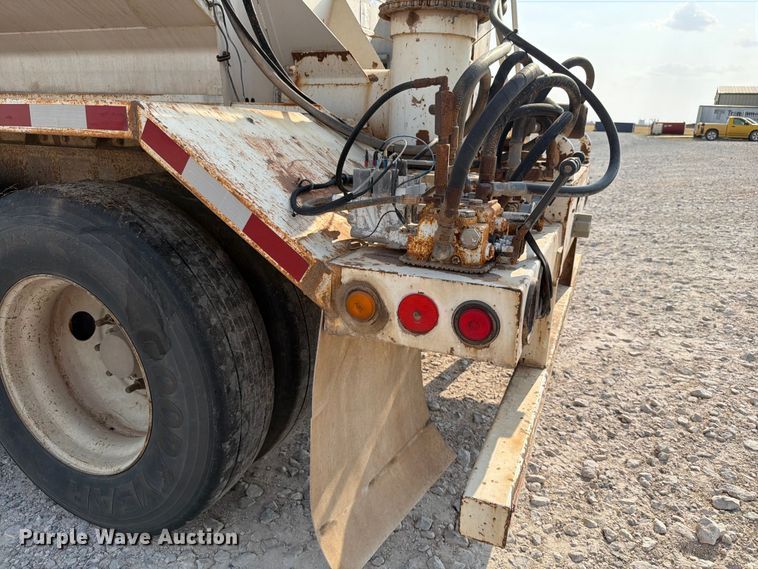 image for item EW8626 2008 Pinion feed delivery trailer