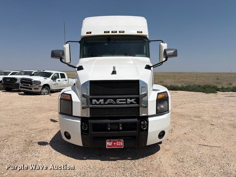 image for item EW8648 2019 Mack Anthem semi truck