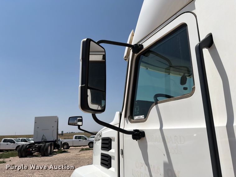 image for item EW8648 2019 Mack Anthem semi truck