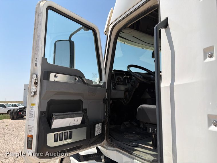 image for item EW8648 2019 Mack Anthem semi truck