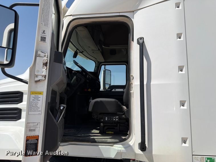 image for item EW8648 2019 Mack Anthem semi truck