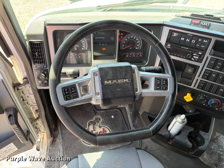 image for item EW8648 2019 Mack Anthem semi truck