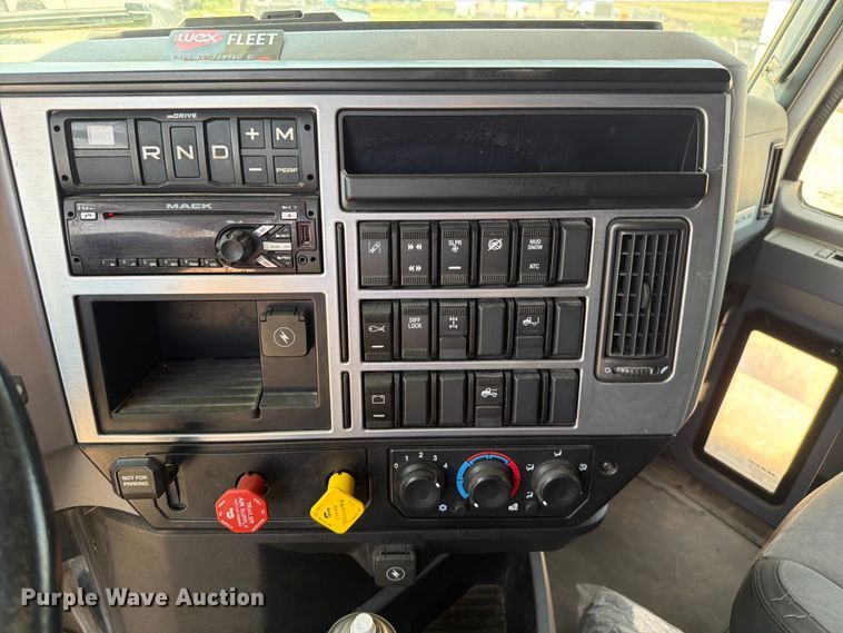 image for item EW8648 2019 Mack Anthem semi truck