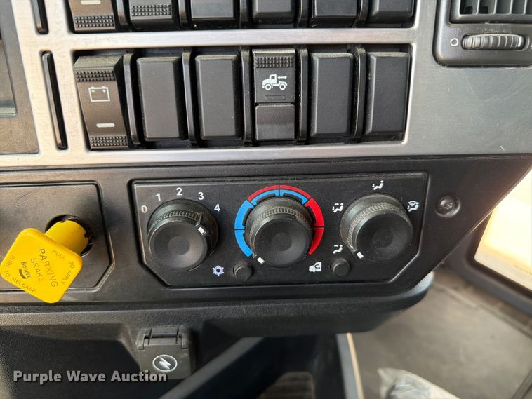 image for item EW8648 2019 Mack Anthem semi truck